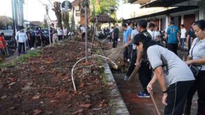 Bupati Jembrana I Nengah Tamba beserta ASN bergotong royong di pasar Ijo Gading, tempat dimana untuk merelokasi pedagang pasar umum negara.