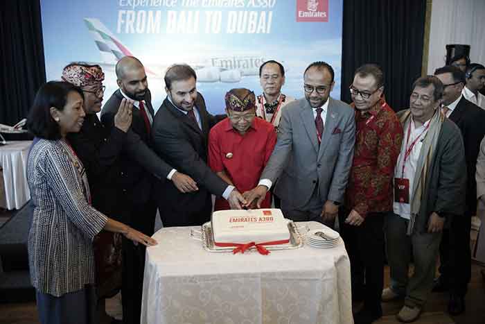 Gubernur Bali Wayan Koster saat menyambut kedatangan pesawat superjombo A380 Emirates.