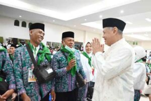 Anggota Komisi VIII DPR RI Nanang Samodra saat melepas keberangkatan Calon Jemaah Haji (CJH) Kloter I Embarkasi Lombok, Nusa Tenggara Barat, Rabu (7/6/2023) dini hari.