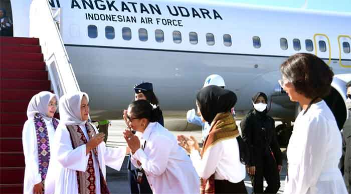 Ibu Iriana Joko Widodo bersama Ibu Wury Ma’ruf Amin dan sejumlah anggota Organisasi Aksi Solidaritas Era Kabinet Indonesia Maju (OASE KIM) bertolak menuju Provinsi Bali pada Jumat, (9/6/2023). (Foto: BPMI Setpres/Rusman)