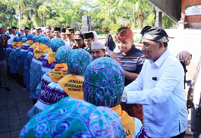 Bupati Jembrana I Nengah Tamba melepas calon jamaah haji kloter 45, Kamis (8/6/2023). Foto: M-011)