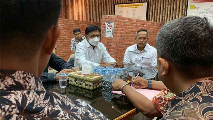 Tersangka JGP saat pelaksanaan serah terima tahap oleh Tim Jaksa Penyidik pada Direktorat Penyidikan Jaksa Agung Muda Bidang Tindak Pidana Khusus (JAM PIDSUS). (Foto: Puspenkum)