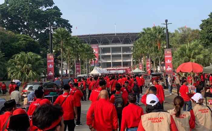 Kader PDI Perjuangan memulai memasuki SGBK untuk menghadiri puncak perayaan bulan Bung Karno