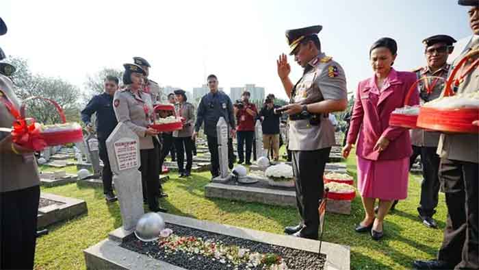 -Kapolri Jenderal Listyo Sigit Prabowo bersama sejumlah pejabat utama Mabes Polri, melaksanakan ziarah ke Taman Makam Pahlawan Nasional Utama (TMPNU) Kalibata, Jakarta Selatan, Jumat (30/6/2023) pagi.