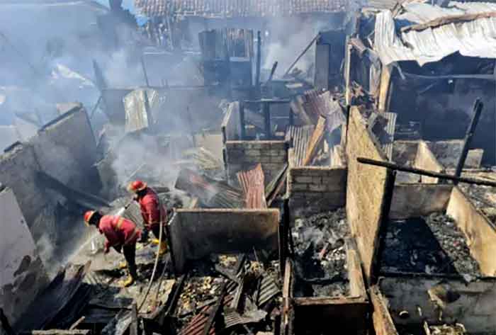Puluhan rumah di Jalan Kartini Denpasar ludes terbakar.