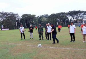 Bupati Jembrana I Nengah Tamba melakukan kick off pada pembukaan Liga Jembrana 2023, Minggu (11/6/2023). Foto: M-011)