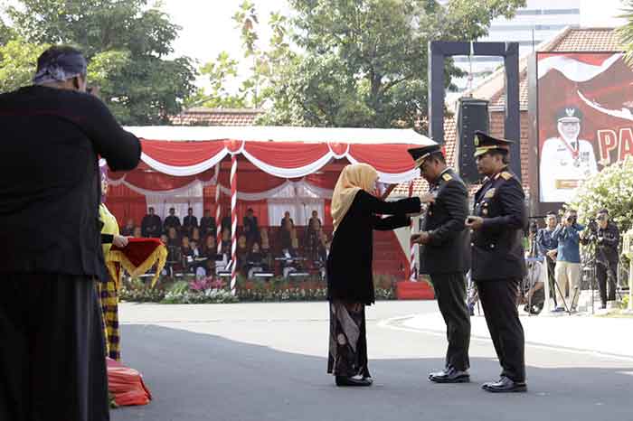 Gubernur Jawa Timur Khofifah Indar Parawansa menyemat penghargaan lencana emas kepada Pangdam V/Brawijaya. (Foto: Istimewa)