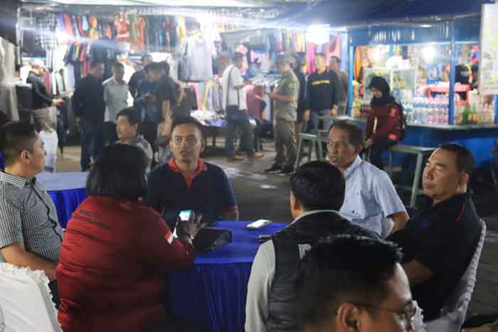 Puluhan pedagang Pasar Senggol di pasar umum Jembrana direlokasi ke Pasar Ijogading. (Foto: M-011)