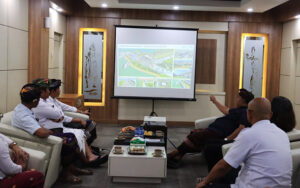 Bupati Jembrana I Nengah Tamba menggelar rapat bersama pihak PT ASDP, Minggu (4/6) di Kantor ASDP, Gilimanuk memantapkan visioning masterplan pengembangan kawasan Pelabuhan Gilimanuk, (Foto: M-011)