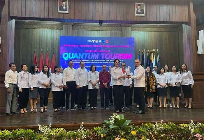 Perhimpunan Hubungan Masyarakat (Perhumas) Indonesia, BPC Denpasar Provinsi Bali dikukuhkan di Gedung MICE Widyatula Poltekpar Bali, Sabtu (24/6).