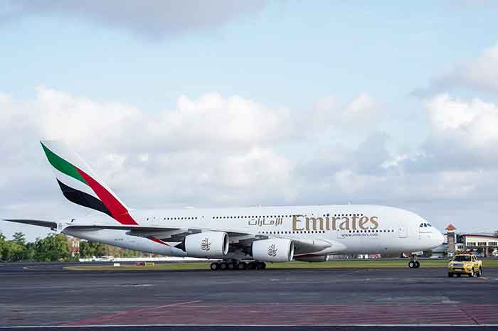 Pesawat superjumbo A380 Emirates mendarat di Bandara Ngurah Rai, Bali