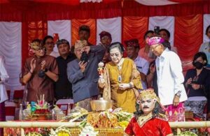 Presiden ke-5 RI Megawati Soekarnoputri didampingi Gubernur Bali Wayan Koster dan Menparekraf Sandiaga Salahudin Uno, membuka Pesta Kesenian Bali ke-45 di Renon Denpasar, Minggu (18/6/2023). (Foto: Kemenparekraf)