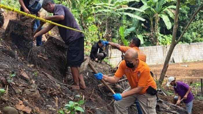 Tim Inafis Satreskrim Polresta Banyumas melakukan penggalian lanjutan di lokasi penemuan kerangka bayi. (foto: TribunManado.co.id)
