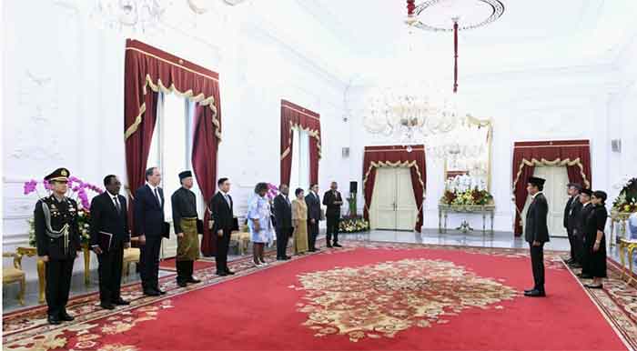 Presiden Joko Widodo menerima surat kepercayaan dari delapan duta besar LBBP negara-negara sahabat di Istana Merdeka, Jakarta, pada Senin, 26 Juni 2023. Foto: BPMI Setpres/Kris