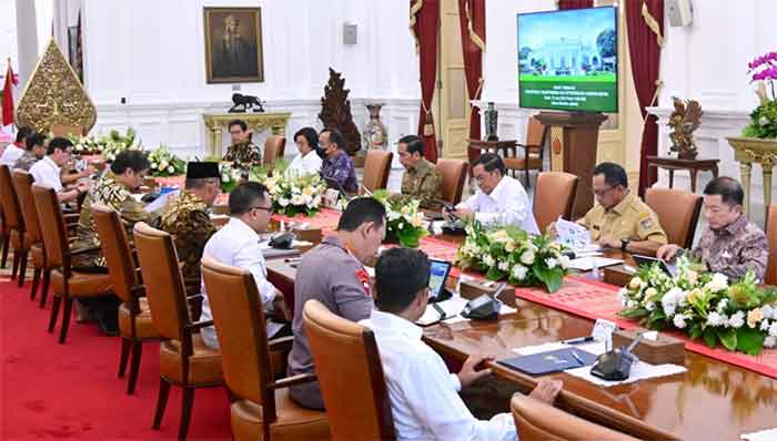 Presiden Jokowi memimpin rapat terbatas (ratas) bersama jajarannya untuk membahas percepatan transformasi dan keterpaduan layanan digital di Istana Merdeka, Jakarta, Senin (12/6/2023). (Foto: BPMI Setpres/Muchlis Jr.)