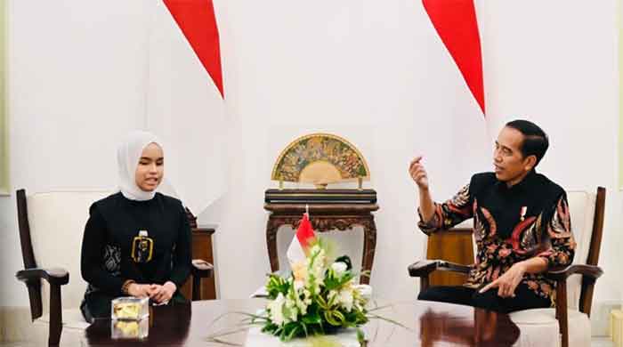 Presiden Jokowi menerima Putri Ariani, penyanyi asal Indonesia yang meraih golden buzzer America’s Got Talent (AGT) 2023 di Istana Merdeka, Jakarta, pada Rabu (14/6/2023). (Foto: BPMI Setpres/Laily Rachev)