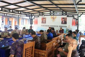 Bupati Jembrana, I Nengah Tamba menerima ekpose laporan antara dari Konsultan DED pembangunan rumah kakao, Selasa (6/6) di rumah jabatan Bupati. (Foto: M-011)