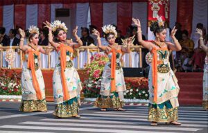 Salah satu peserta pembukaan Pesta Kesenian Bali ke-45 tampil memukau.