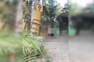 Screenshoot video viral WNA yang terlihat melakukan hubungan badan di pinggir jalan.