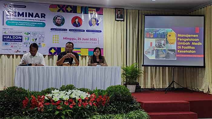 Para pembicara dalam seminar 'Manajemen Pengelolaan Limbah Medis di Fasilitas Kesehatan' yang digelar oleh Ikatan Apoteker Indonesia IAI) Cabang Karangasem, Minggu (25/6/2023)