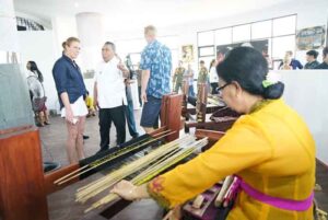 wisman mengujungi sentra tenun Jembrana