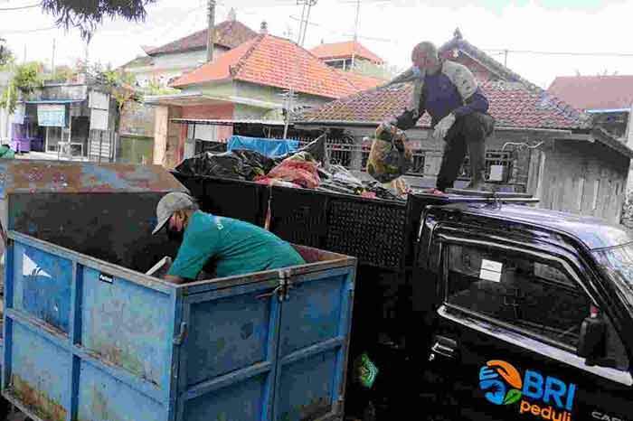 Desa Dauh Peken memiliki program pengelolaan sampah yang dinamakan TPS3R Sadu Kencana yang berdiri sejak tahun 2016.