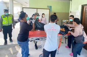 Korban terseret ombak di Pantai Kelingking dievakuasi petugas. (Foto: Ist)