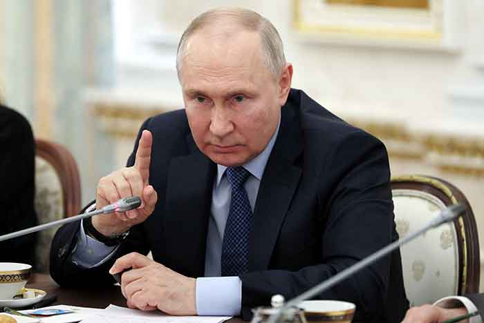 Presiden Rusia Vladimir Putin menghadiri pertemuan dengan koresponden perang di Kremlin di Moskow (13/6/2023).