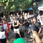 Sekelompok wisatawan asing sedang mendengarkan penjelasan dari tour guide di Nusa Penida, Rabu (28/6/2023).