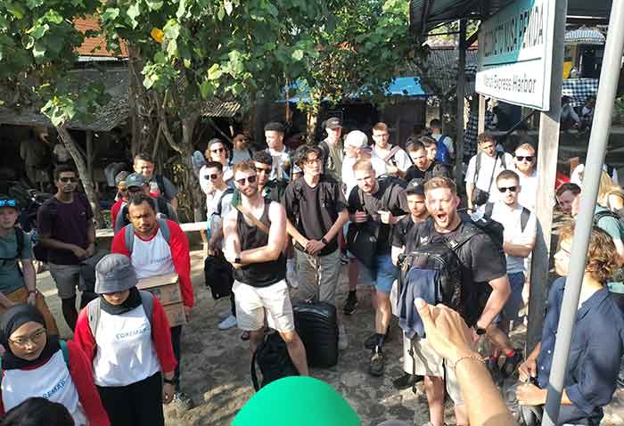 Sekelompok wisatawan asing sedang mendengarkan penjelasan dari tour guide di Nusa Penida, Rabu (28/6/2023).