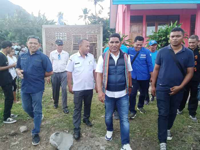 Ahmad Yohan Bersama Camat Ile Mandiri, Xaver Lian dan para tokoh masyarakat melihat pembangunan SDK Wailolong.