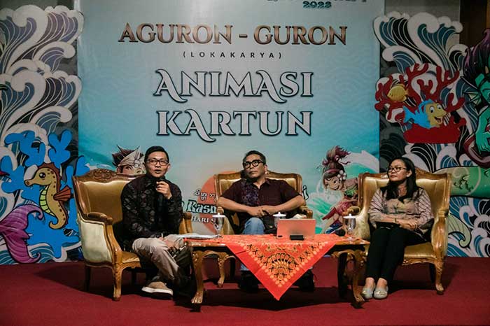 Pembicara AA Oka Sudarsana dan I Wayan Nuriarta memaparkan peluang animasi dan kartun pada FSBJ V, Rabu (19/7) di Gedung Citta Kelangen. (Foto: M-003)
