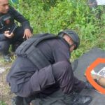 Pers Unit Jibom Sat Brimobda Maluku melakukan Pendisposalan atau pemusnahan bom Militer Jenis Proyektil.