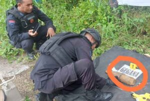 Pers Unit Jibom Sat Brimobda Maluku melakukan Pendisposalan atau pemusnahan bom Militer Jenis Proyektil.