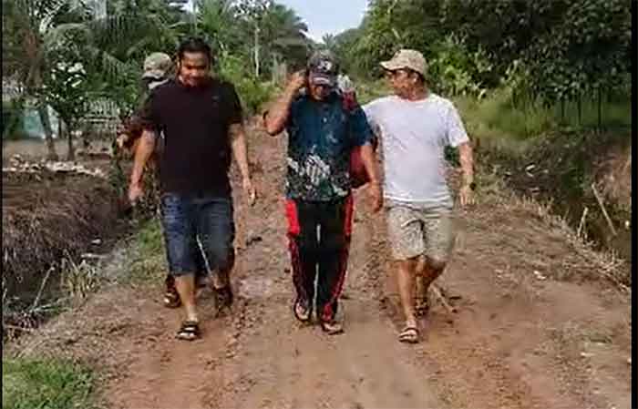 Tim tabur saat menggelandang tersangka yang menjadi DPO Kejaksaan Negeri Kepulauan Meranti. (Foto: Screenshoot video tim tabur)