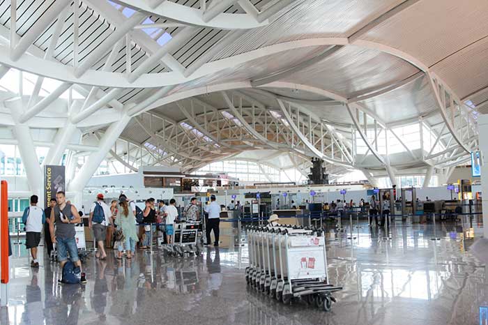 Suasana di terminal internasional Bandar Udara I Gusti Ngurah Rai. (Foto: M-003)