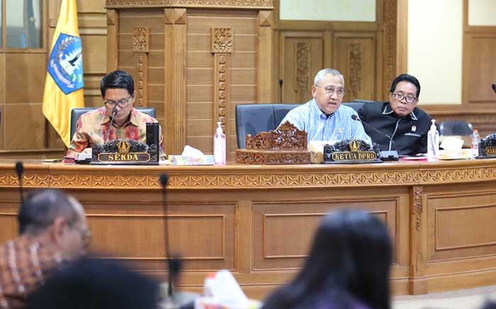 Ketua TAPD Badung Wayan Adi Arnawa (kiri) bersama Ketua DPRD Bdung Putu Parwata saat pembahasan Kebijakan Umum Anggaran Prioritas dan Plafon Anggaran Sementara (KUA-PPAS), Jumat (21/7/2023). (Foto: Istimewa)