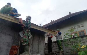 Pengerjaan program bedah rumah milik Ni Putu Marisa, warga Dusun Ulunsui, Desa Sampalan Klod, Kecamatan Dawan, Klungkung. (Foto: istimewa)
