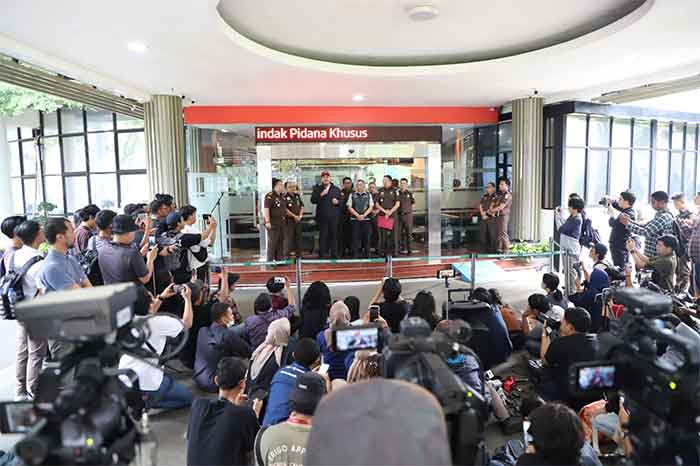 Menpora Dito Ariotedjo memberikan keterangan pers dengan didampingi Kapuspenkum Ketut Sumedana. (Foto: Puspenkum)