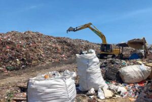 Lokasi TPA Suwung, Denpasar yang didesak harus ditutup, sehingga bau sampah yang menyengat malah dipindahkan ke lokasi lain.