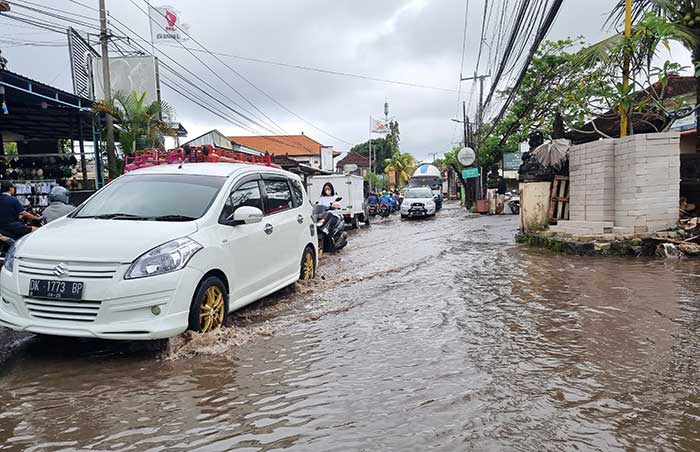 Kondisi genangan air yang terjadi di Jalan Uluwatu Ungasan