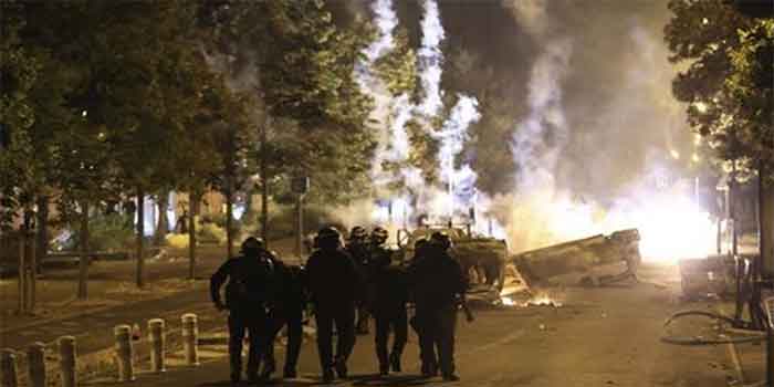 polisi anti huru hara Prancis berpatroli pada malam ketiga kerusuhan. (Foto: Net)