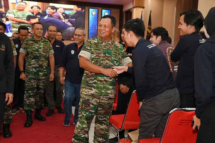 Pangdam V/Brawijaya, Mayjen TNI Farid Makruf, M. A saat menghadiri acara pelepasan seribu mahasiswa peserta MMD di Gedung Samantha Krida, Universitas Brawijaya, Kota Malang. Jumat (30/06/2023). (Foto: istimewa)