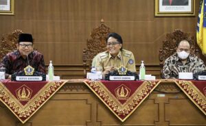 Bupati Nyoman Giri Prasta menerima kunjungan studi komparasi rombongan Pemkab Banyumas di Ruang Kriya Gosana, Puspem Badung, Senin (24/7/2023). (Foto: Istimewa)