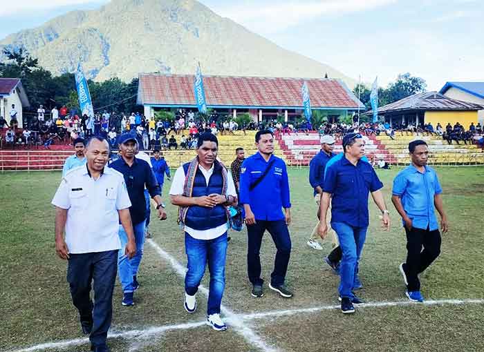 Ahmad Yohan dan rombongan masuk ke Langan Gawerato menyaksikan pertandingan sepak bola