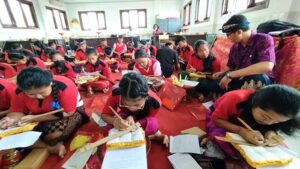 Kegiatan Nyurat Lontar di Kabupaten Badung. (Foto: Istimewa)