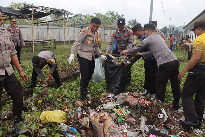 Personel Polres Jembrana menggelar bersih-bersih sampah di Desa Pengambengan, Kamis (13/7/2023). (Foto: Istimewa)