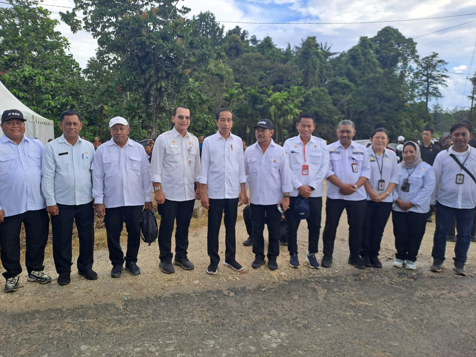 Presiden Joko Widodo Bersama Jajaran Pejabat Kementerian Pertanian RI Usai Panen Jagung di Food Estate Keerom. (Foto: Istimewa)