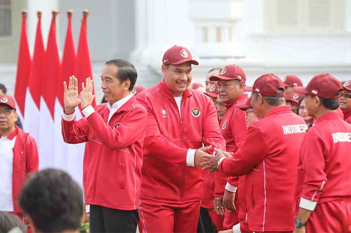 Menteri Pemuda dan Olahraga Republik Indonesia (Menpora RI) Dito Ariotedjo hari Senin (3/7) mendampingi Presiden Joko Widodo (Jokowi) menyerahkan bonus kepada atlet hingga pelatih yang meraih medali di ASEAN Para Games 2023 Kamboja. Total bonus yang diberikan sebesar Rp 320,5 miliar.(foto: Kemenpora/yayan)