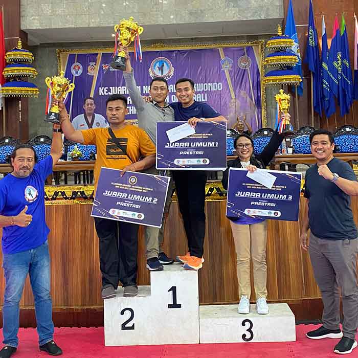 Para juara prestasi menerima hadiah